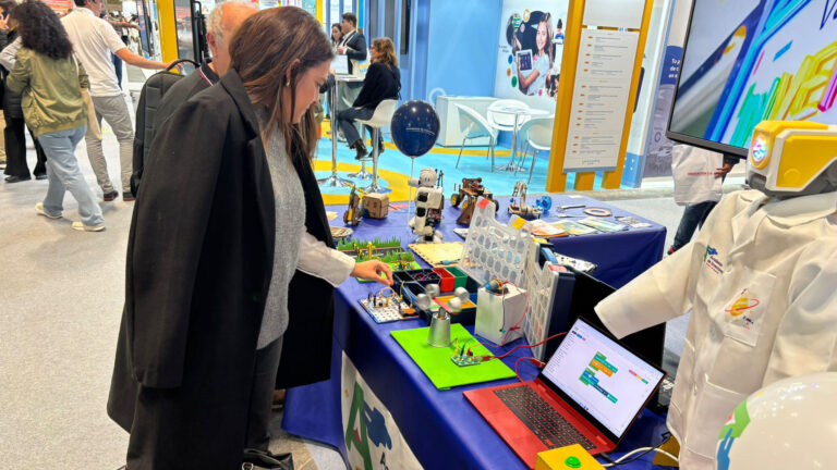 Tecnología en la educación actual: Nuestros docentes en SIMO han descubierto innovaciones tecnológicas que están transformando las aulas.