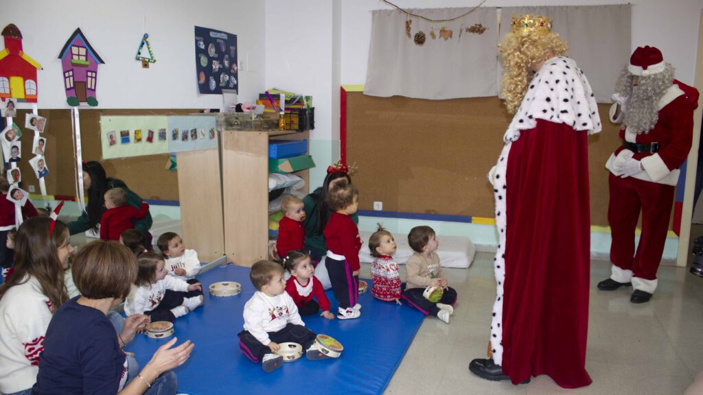 Gaspar y Papa Noel visitan a nuestros alumnos de 1 año.