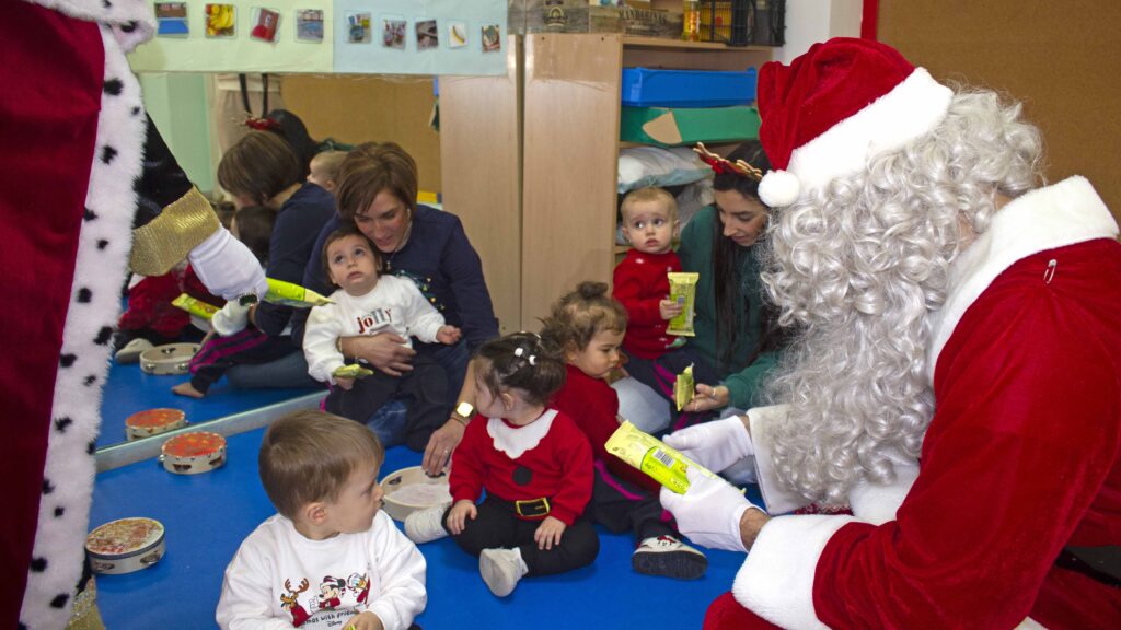 Gaspar y Papa Noel visitan a nuestros alumnos de 1 año.1