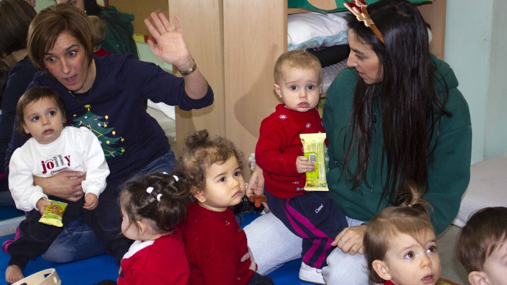 Gaspar y Papa Noel visitan a nuestros alumnos de 1 año.2