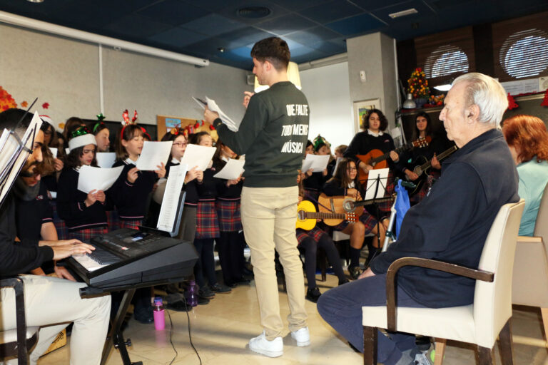 La magia de la navidad llega a las residencias de mayores. Un emotivo concierto ofrecido por el coro del Colegio, gracias a Acción Solidaria.