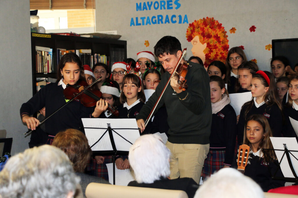 Nuestros alumnos del coro de Casvi Boadilla visitan algunas residencias de mayores para cantarles villancicos.2