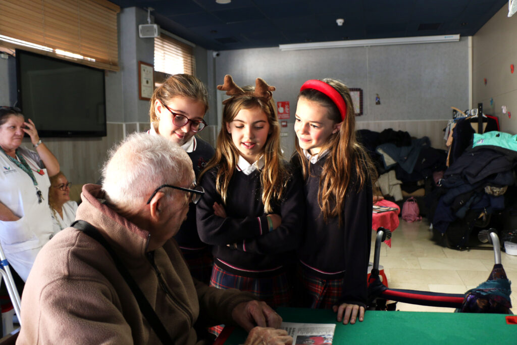 Nuestros alumnos del coro de Casvi Boadilla visitan algunas residencias de mayores para cantarles villancicos.