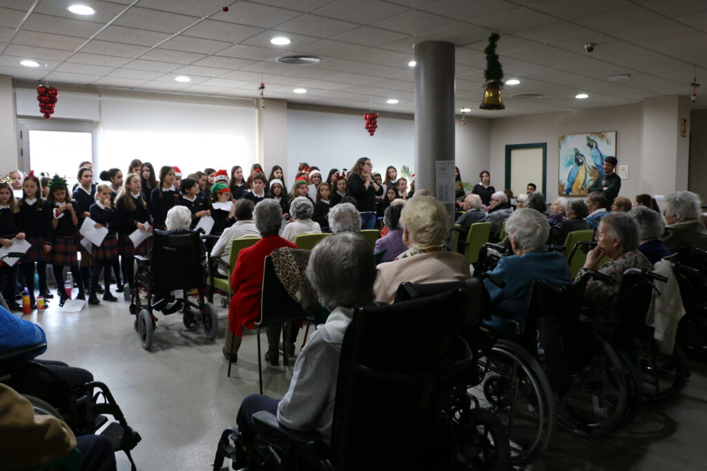 Nuestros alumnos del coro de Casvi Boadilla visitan algunas residencias de mayores para cantarles villancicos.1