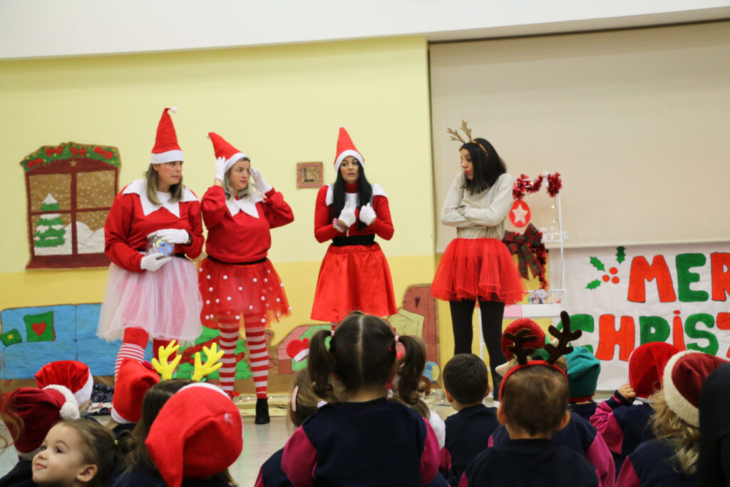 En Casvi Boadilla se celebra navidad con villancicos y el teatro de los teachers.