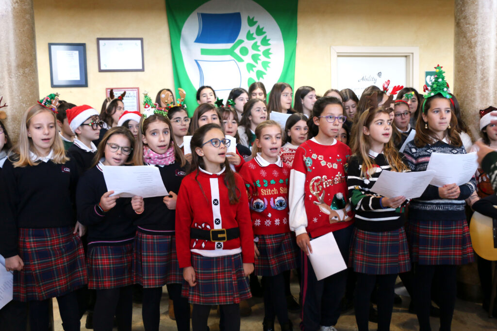 En Casvi Boadilla se celebra navidad con villancicos y el teatro de los teachers.