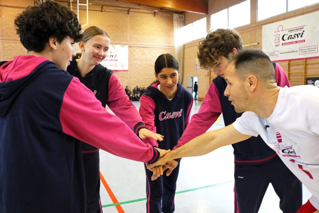 Profesores y alumnos han participado en el partido solidario