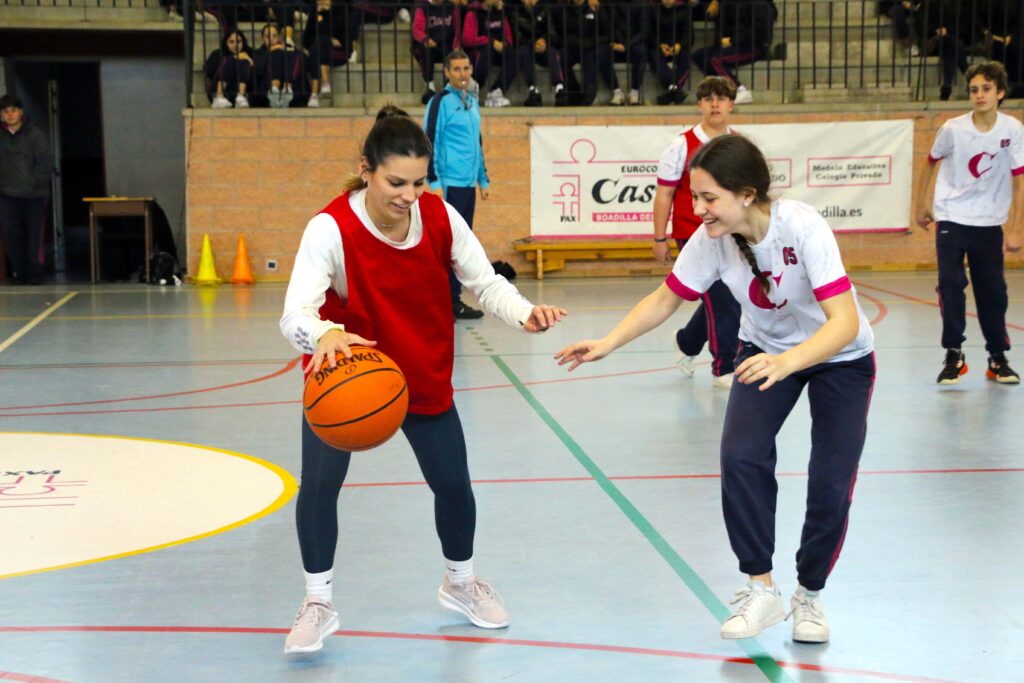 Jugando el partido de canastas contra el cancer