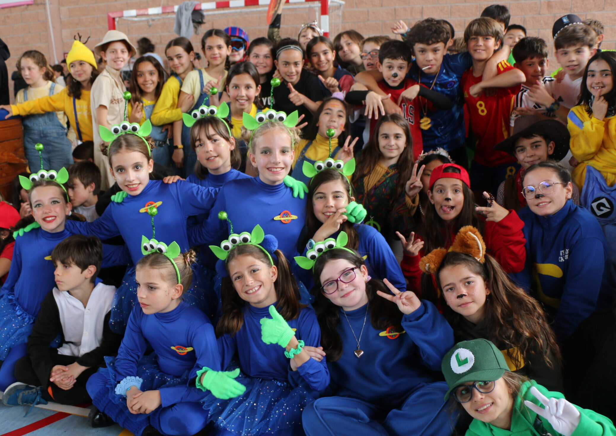 Carnaval de colores y creatividad. Un escenario lleno de color, risas y mucha alegría, donde todos nuestros alumnos y profesores.