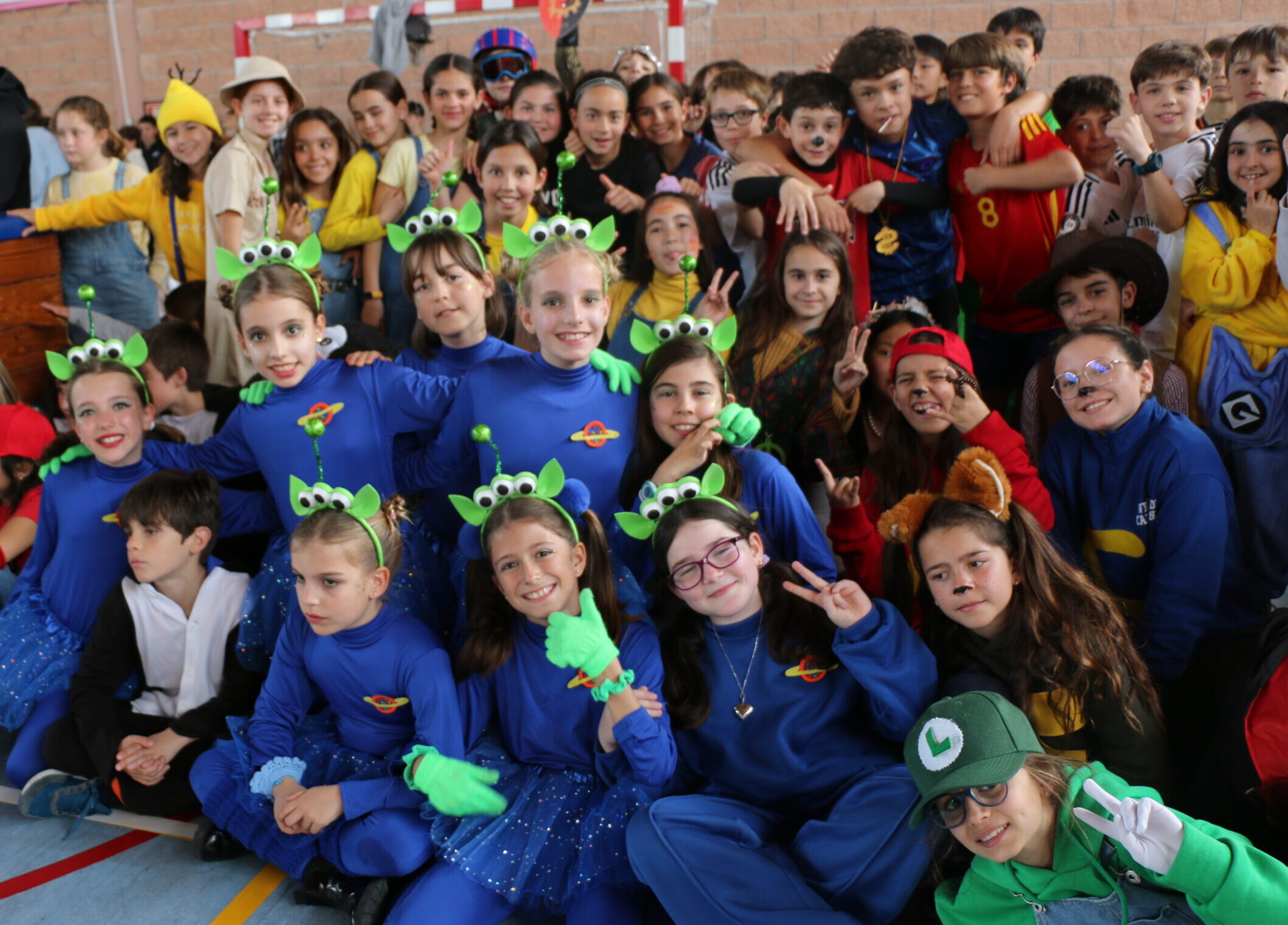 Carnaval de colores y creatividad. Un escenario lleno de color, risas y mucha alegría, donde todos nuestros alumnos y profesores.