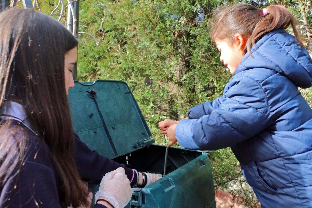 Primaria estudiando compostaje con secundaria