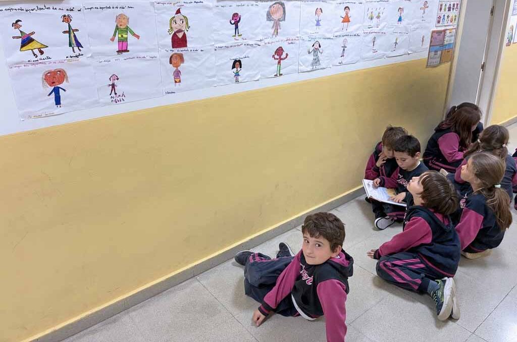 Observando los murales de nuestros compañeros en el 8M