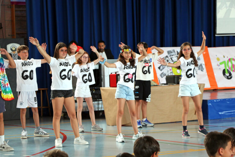Exposición PEP en Primaria: un viaje en el tiempo lleno de aprendizaje El final de etapa siempre es emocionante, pero en esta ocasión, nuestros alumnos de 6º de Primaria han conseguido algo único: transformar su aprendizaje en una experiencia inolvidable para toda la comunidad educativa. 3