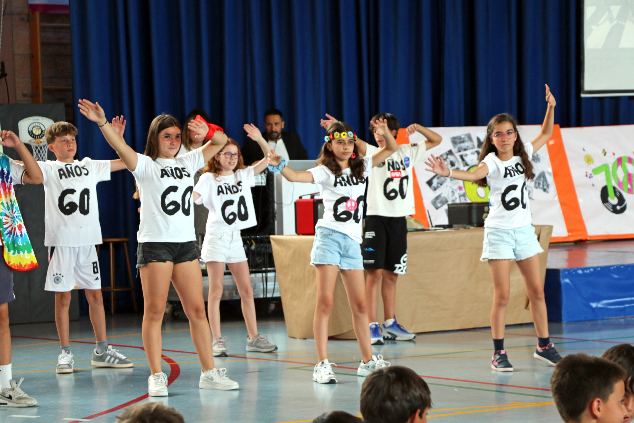 Exposición PEP en Primaria: un viaje en el tiempo lleno de aprendizaje
El final de etapa siempre es emocionante, pero en esta ocasión, nuestros alumnos de 6º de Primaria han conseguido algo único: transformar su aprendizaje en una experiencia inolvidable para toda la comunidad educativa. 3