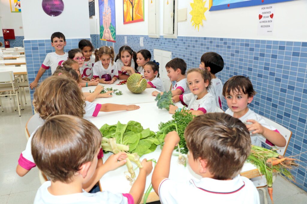 Los alumnos de distintas etapas comienzan una nueva temporada de siembra y cuidado de las plantas 3
