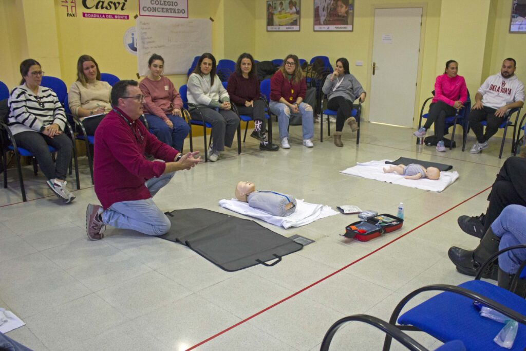 El equipo docente del colegio ha participado recientemente en un curso de primeros auxilios, una formación clave que refuerza nuestro compromiso con el bienestar y la seguridad de toda la comunidad educativa.