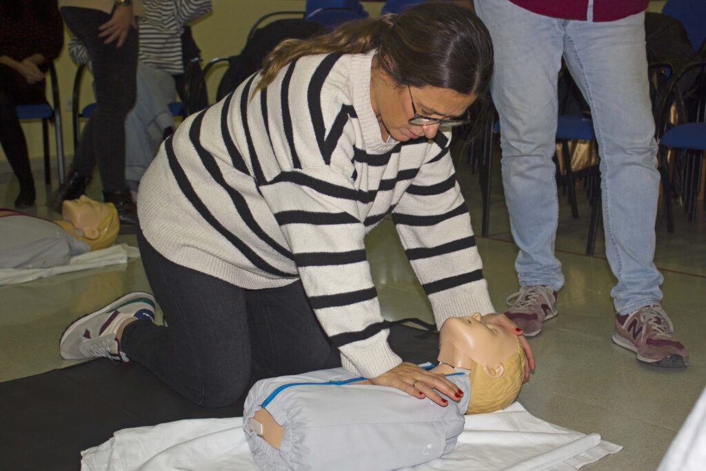 Esta formación permite al profesorado responder de manera responsable, coordinada y preventiva, fomentando un entorno de aprendizaje más seguro y preparado.