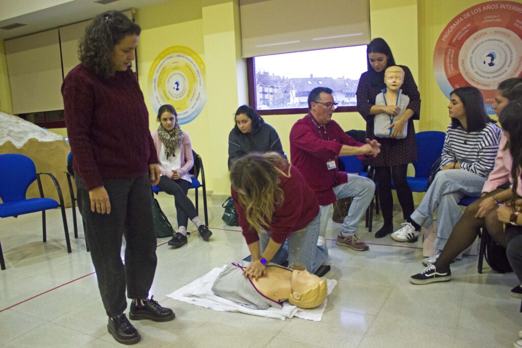 Gracias a esta iniciativa, los profesores han adquirido y actualizado conocimientos prácticos para actuar con rapidez y eficacia ante posibles situaciones de emergencia que puedan surgir en el entorno escolar.