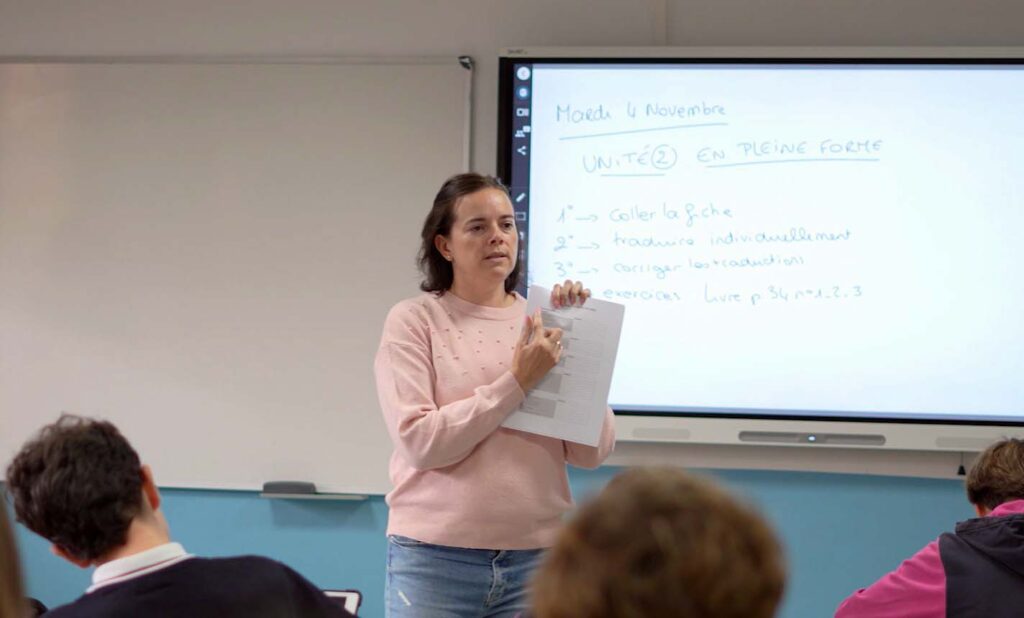 Clases a los alumnos para prepararles en diferentes idiomas