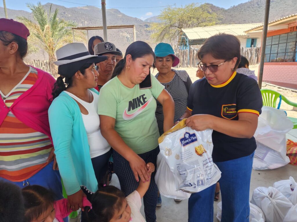 La solidaridad navideña no se ha quedado solo en la ciudad : también hemos llegado al caserío Sesteaderos, en Tambogrande.1