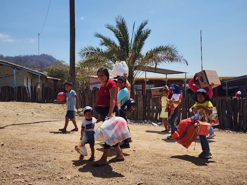La solidaridad navideña no se ha quedado solo en la ciudad : también hemos llegado al caserío Sesteaderos, en Tambogrande.2
