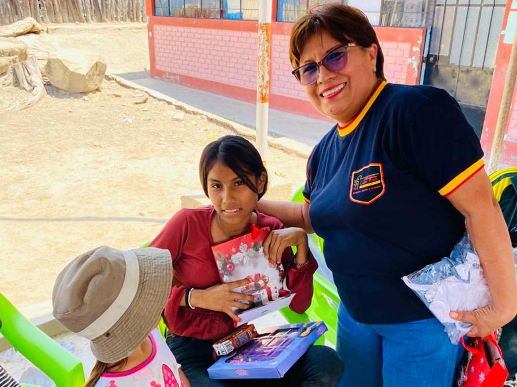 La solidaridad navideña no se ha quedado solo en la ciudad : también hemos llegado al caserío Sesteaderos, en Tambogrande.