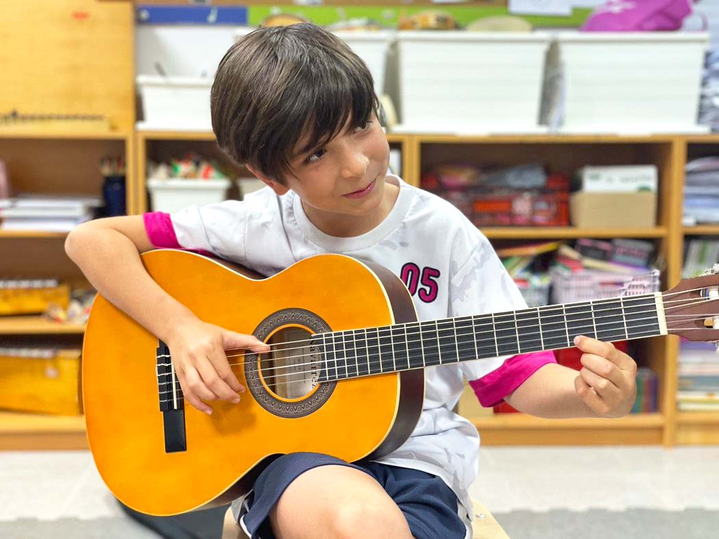 Tocando la guitarra en música