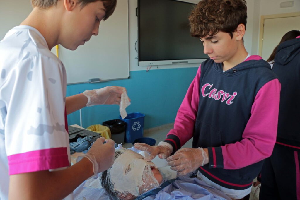 Haciendo mascaras y utilizando a compañeros de ejemplo