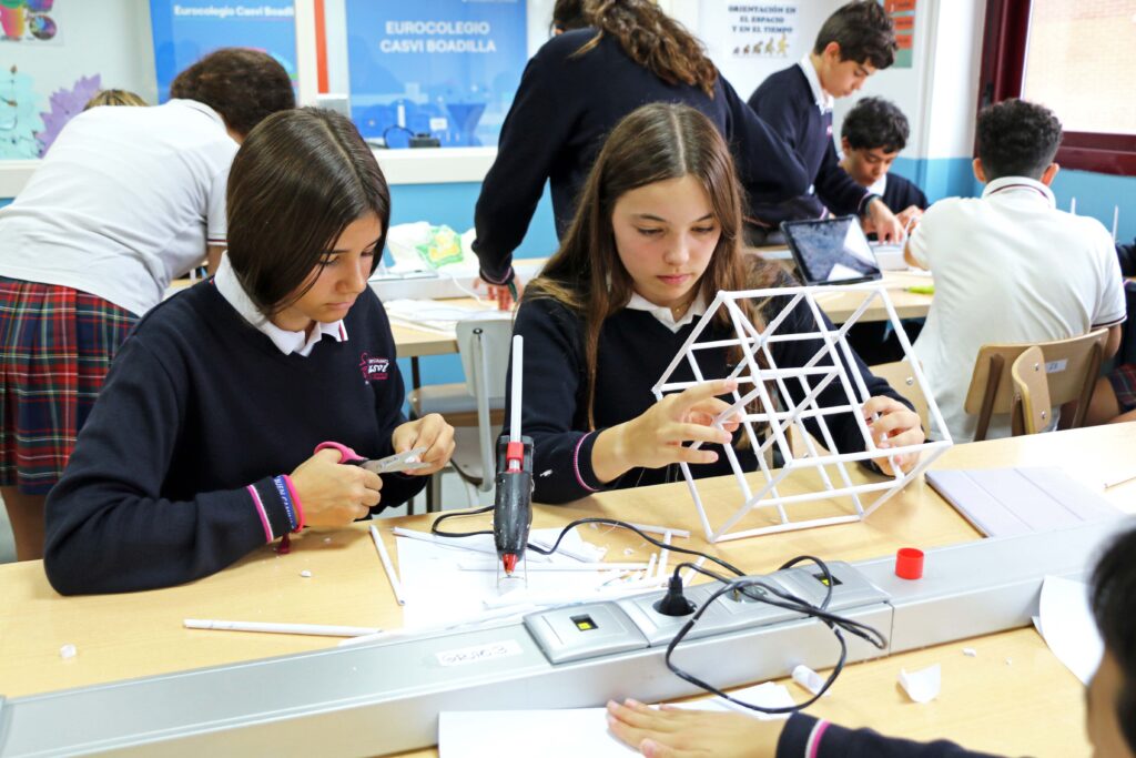 Alumnos creando sus diseños tecnológicos