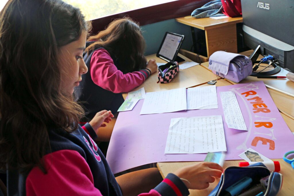 Alumnos realizando actividades de plástica