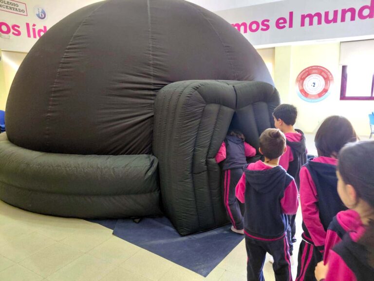 Alumnos entrando al planetario movil