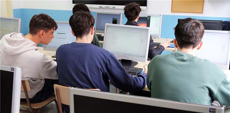 Alumnos de 2º de bachillerato empezando su proyecto de creacion de videojuegos