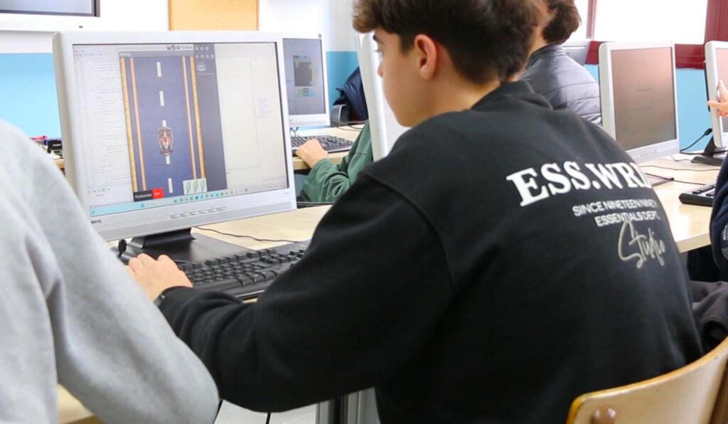 Alumno creando su propio videojuego en computación