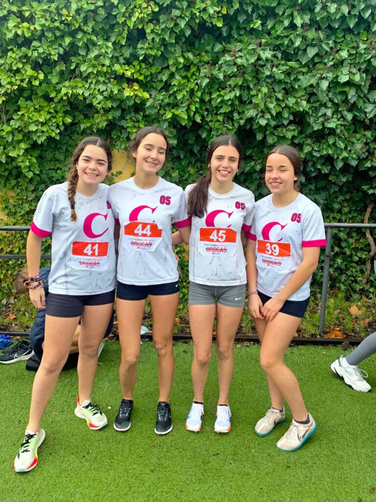 Alumnas compitiendo en atletismo
