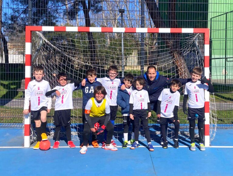 Niños jugando al futbol los fines de semana