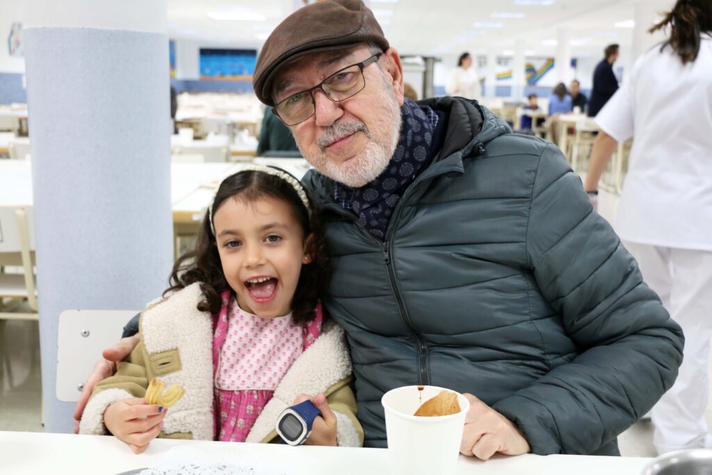 Abuelos desayunando con sus nietos