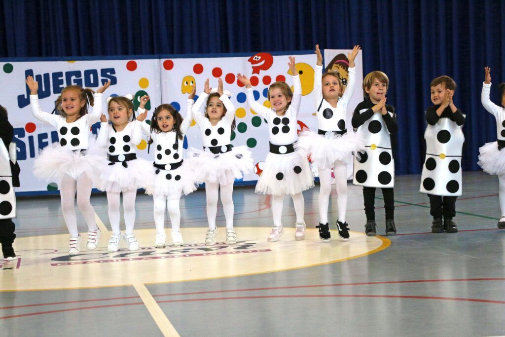 Nuestros pequeños disfrazados de dominó