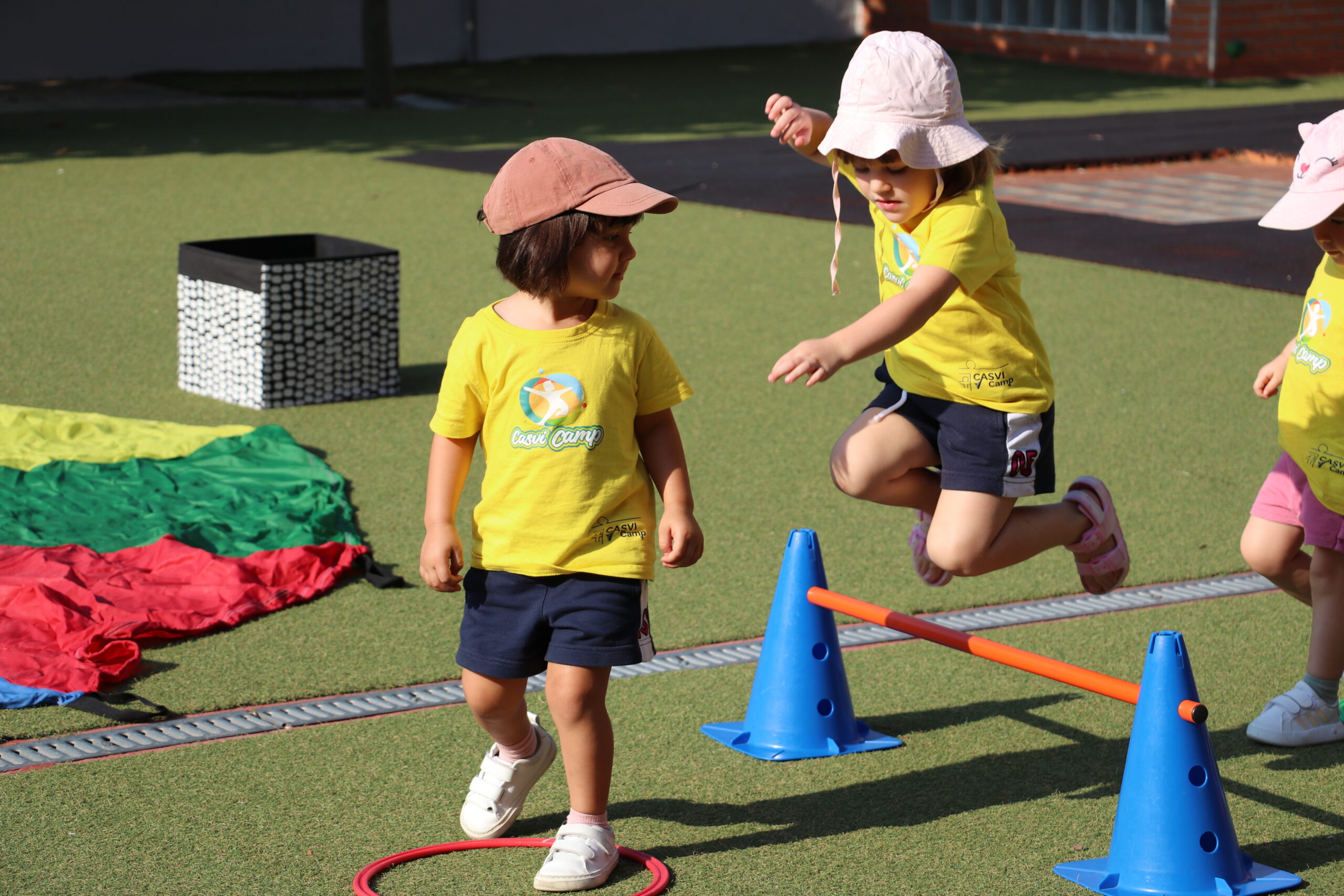 Niños aprendiendo en campamento de verano