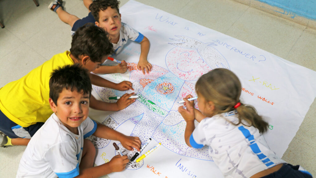 Niños aprendiendo en campamento de verano