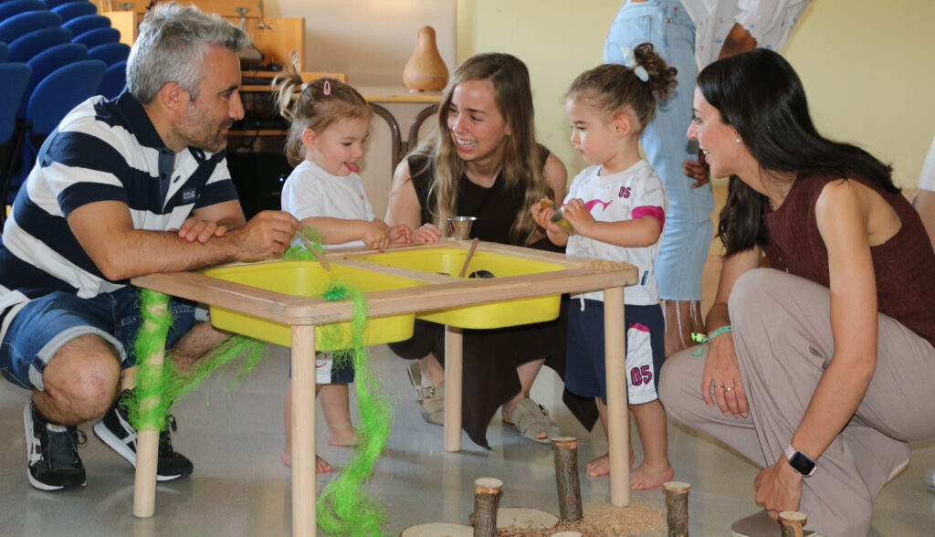1 año celebra el taller sensorial de la primavera junto a los padres 3