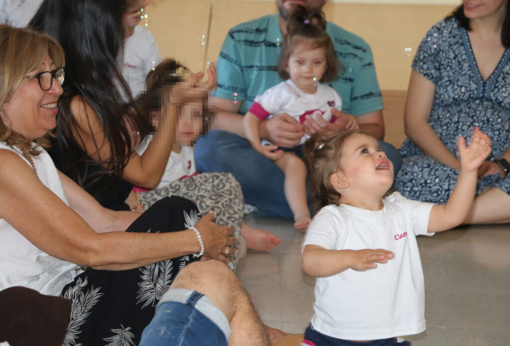 1 año celebra el taller sensorial de la primavera junto a los padres 2