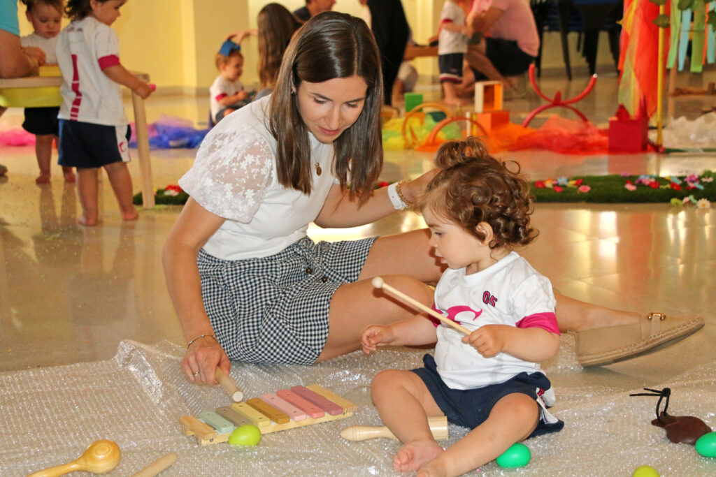 1 año celebra el taller sensorial de la primavera junto a los padres