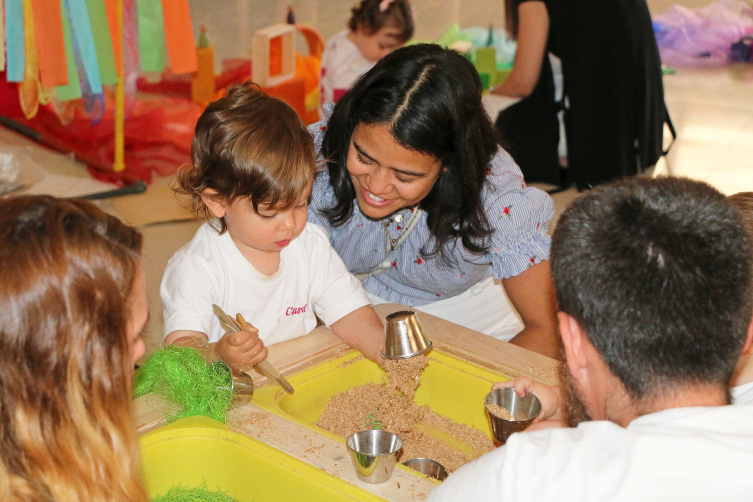 Taller sensorial sobre la primavera con los alumnos y padres de 1 año