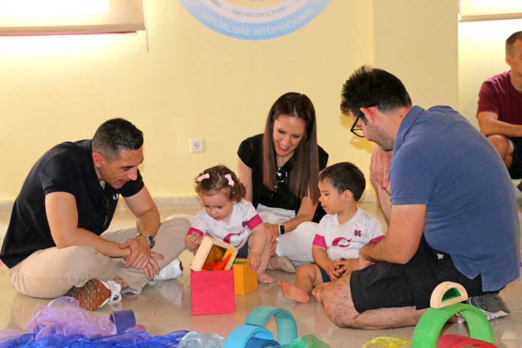 1 año celebra el taller sensorial de la primavera junto a los padres 1